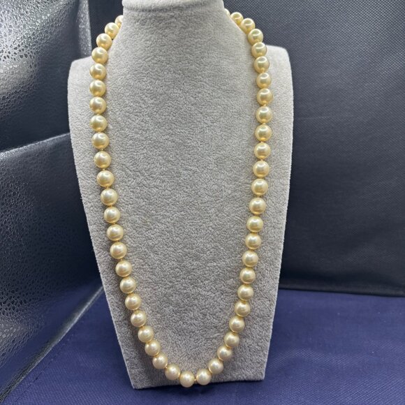Vintage Majorica Pearl Necklace 22" Timeless Elegance From Spain 9mm Silk Knots - Picture 4 of 12